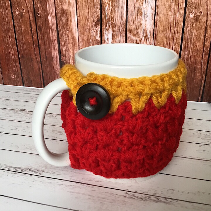 Miranda's Mug Cozy in Red & Gold