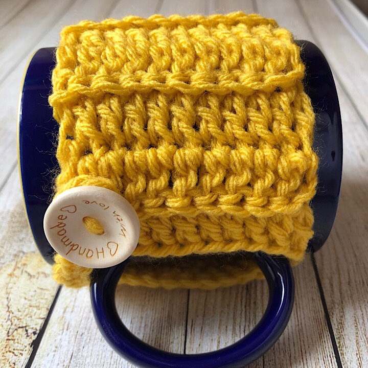 Haniyyah's Mug Cozy in Gold