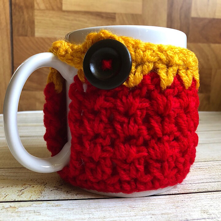 Miranda's Mug Cozy in Red & Gold