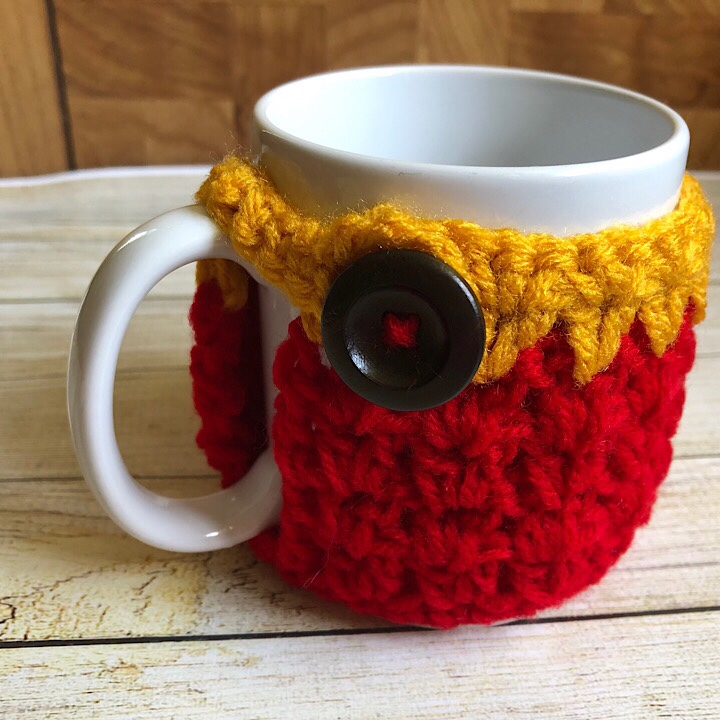 Miranda's Mug Cozy in Red & Gold