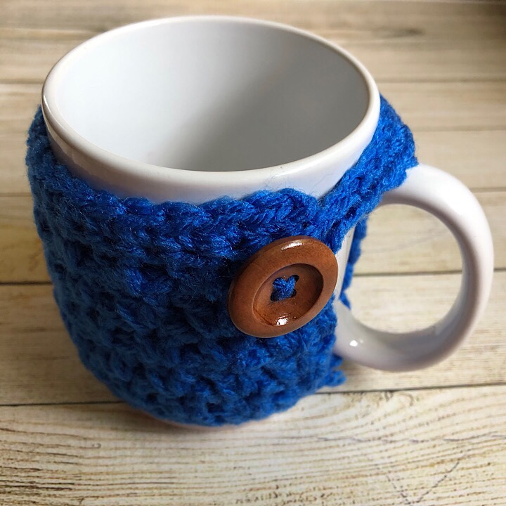 Miranda's Mug Cozy in blue